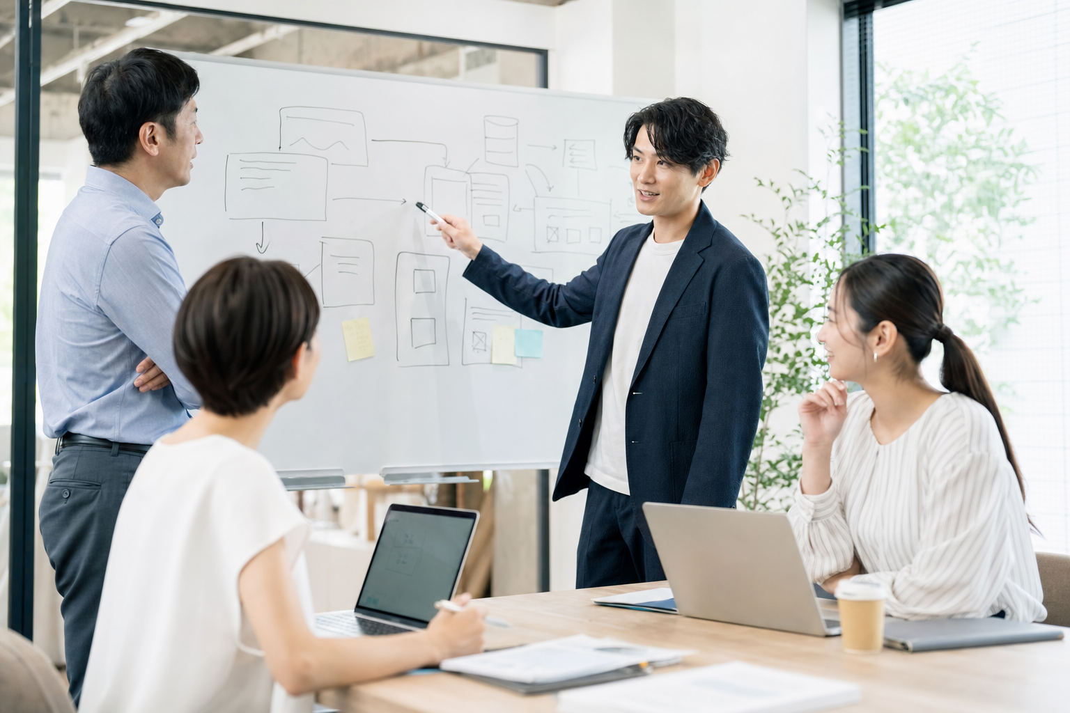 打ち合わせをする社員